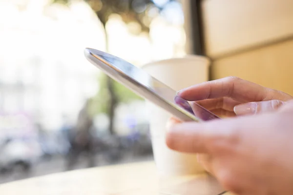 Frau benutzte Handy — Stockfoto