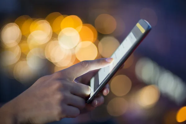 Frau benutzte ihr Handy — Stockfoto