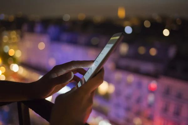 Frau benutzte ihr Handy — Stockfoto