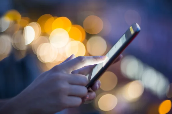 Mujer usando teléfono móvil Imagen de stock