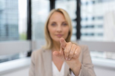 işkadını dijital ekran iterek parmak ile