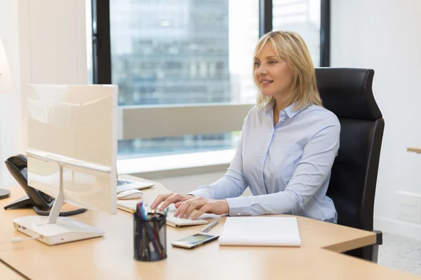 Pengusaha wanita yang bekerja di kantor — Stok Foto