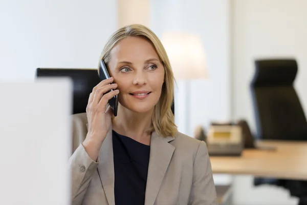 Affärskvinna pratar i mobiltelefon — Stockfoto