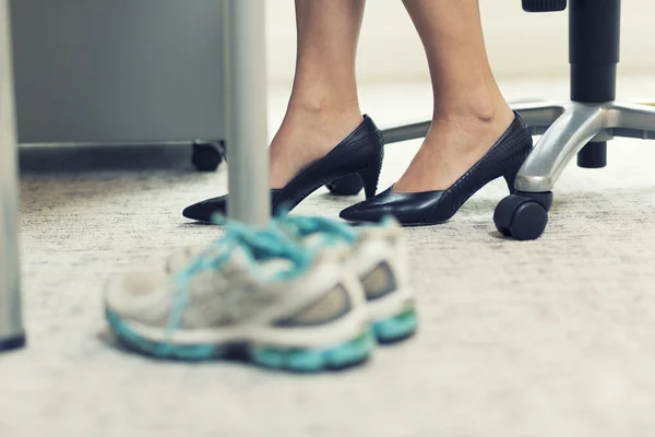 Mujer de negocios y zapatos deportivos —  Fotos de Stock