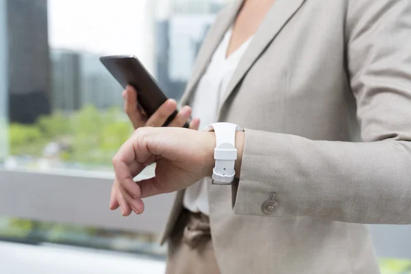 Vrouw met mobiele telefoon — Stockfoto