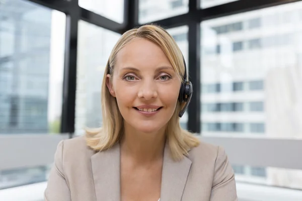 Zakenvrouw met headset op video conferentie — Stockfoto