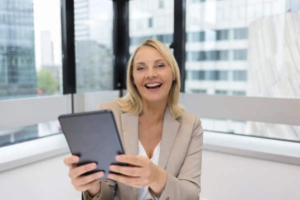 Glad affärskvinna med digital tablet — Stockfoto