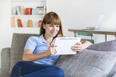 Tablet kullanan kadın