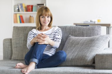 Kanepede oturan kadın