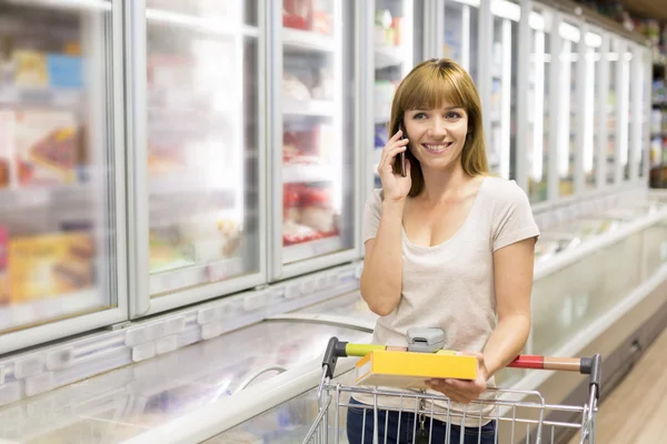 Frau nutzt Smartphone — Stockfoto