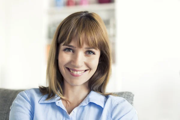 Woman smiling  in modern home — Stock Photo, Image