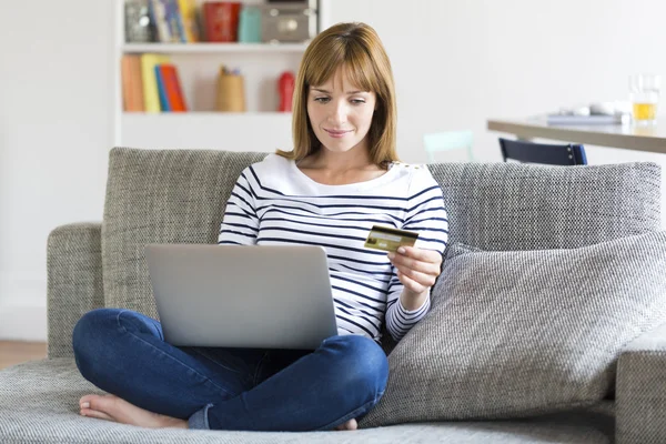 Mujer de compras usando ordenador portátil — Foto de Stock