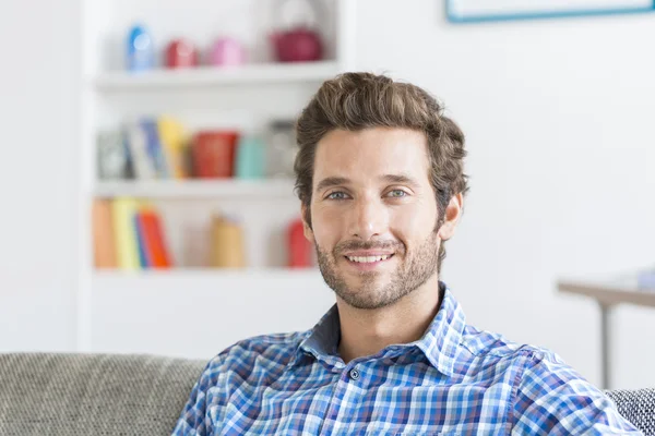 Alegre hombre de oso sonriendo —  Fotos de Stock