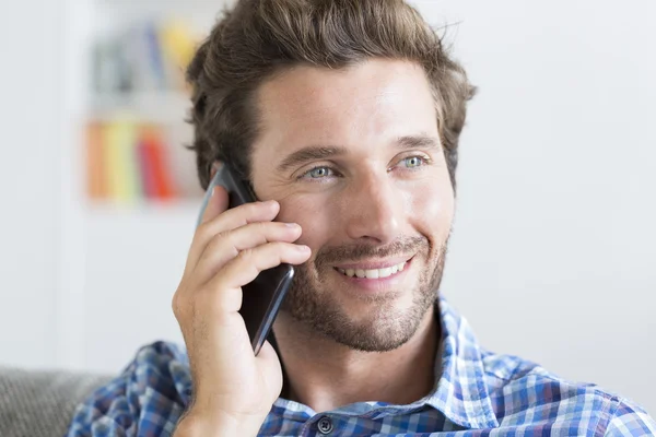 Casual homem no telefone — Fotografia de Stock