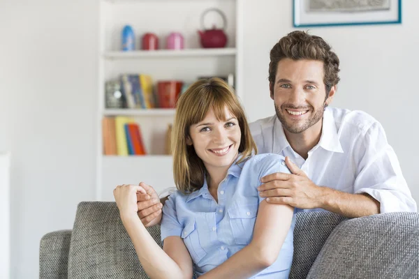 Pareja sentada en sofá —  Fotos de Stock