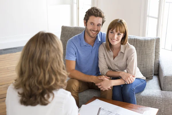 Dreißigjähriges Paar trifft Finanzberater für Investitionen — Stockfoto