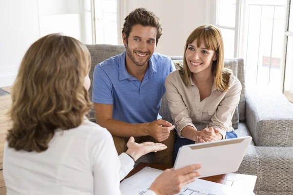 Saleswoman présente une nouvelle propriété de projet sur tablette numérique — Photo