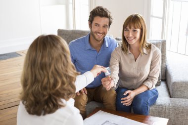 Genç sahipleri çift yeni evleri anahtarlarını almak