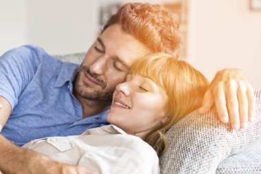 Otuz yıl yaşlı çift kanepe rahatlatıcı. Gözleri kapalı