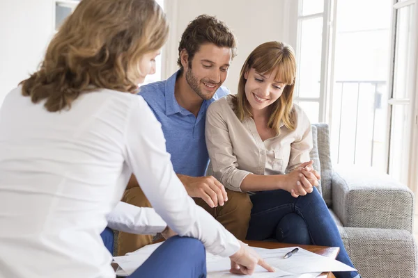 Real estate agent presenting a contract for house investment — Stock Photo, Image