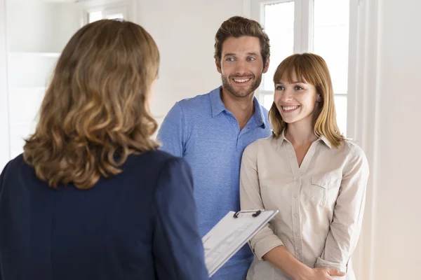 Futuro proprietários casal visitando casa com agente imobiliário — Fotografia de Stock