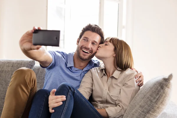 Влюблённая пара делает селфи с помощью мобильного телефона — стоковое фото