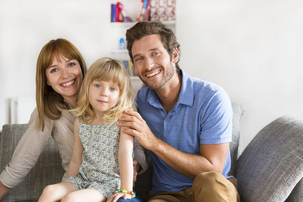 Portret van moderne familie. Uitziende camera — Stockfoto