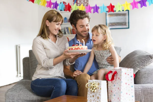 Niña celebrando fiesta de cumpleaños en casa blanca moderna — Foto de Stock