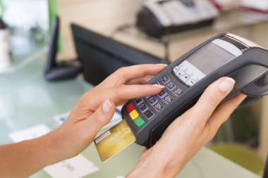 kredi kartı swipe terminal aracılığıyla kadınla