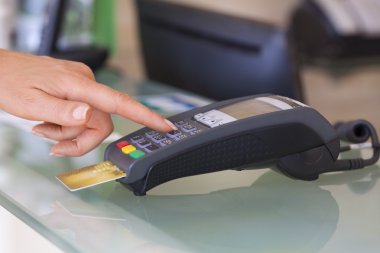 Kadın dükkanda Nfc teknolojisi ile ödeme
