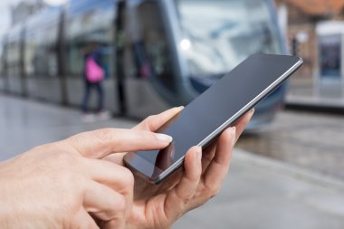 Cep telefonunu kullanan kadın.