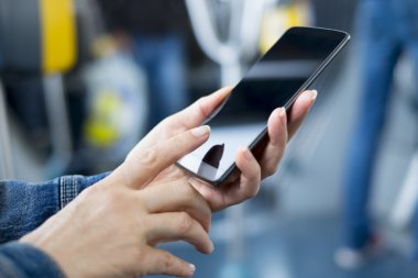 Otobüste onun akıllı telefon kullanan kadın
