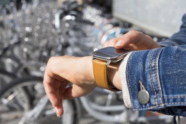 Smartwatch üzerinde uygulama kullanan kadın.