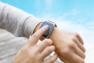 Onun smartwatch kullanan kadın