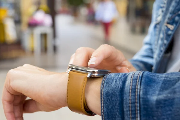 Vrouw met smartwatch in de straat. — Stockfoto