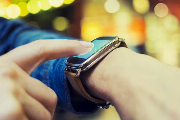 Vrouw met behulp van smartwatch — Stockfoto