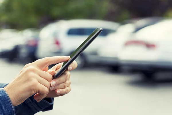 Žena používá mobilní telefon aplikaci. — Stock fotografie