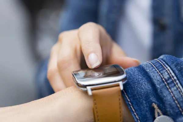 Vrouw met behulp van een smartwatch — Stockfoto