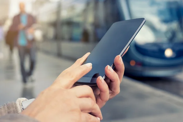 Vrouw met haar mobiele telefoon — Stockfoto