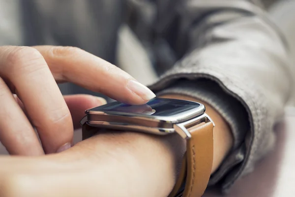 Vrouw met behulp van een smartwatch — Stockfoto