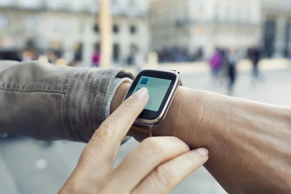 Vrouw met behulp van haar smartwatch — Stockfoto