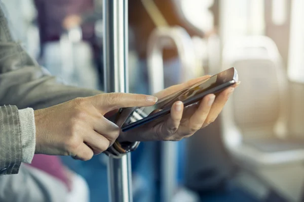 Frau benutzt ihr Smartphone — Stockfoto