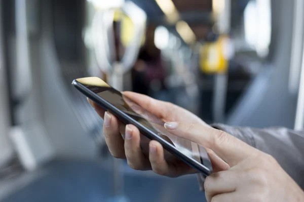 Frau benutzt ihr Smartphone — Stockfoto