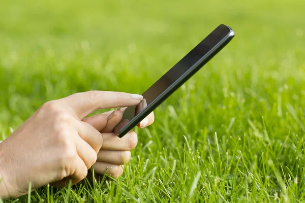 Woman texting a message on mobile phone — Stock Photo, Image