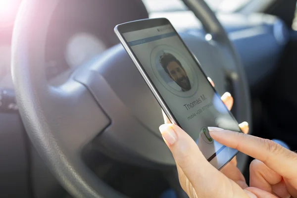 Mujer contestando teléfono móvil — Foto de Stock