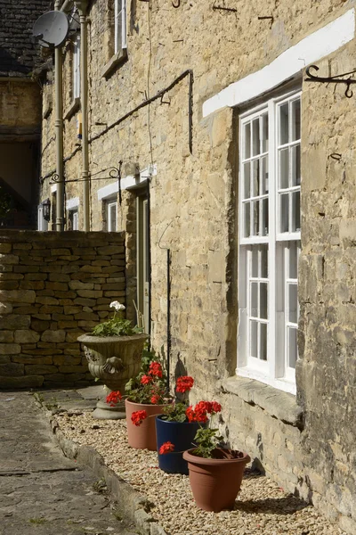 Ház, virágtartók, Burford, Anglia — Stock Fotó