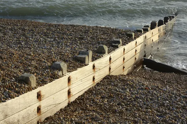 Hölzerner groyne am brighton beach, england — Stockfoto