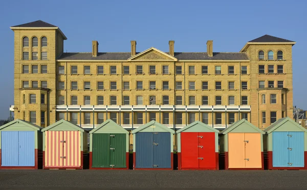 Stranden hyddor på vid havet i Brighton, England — Stockfoto