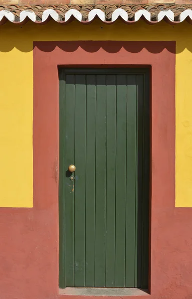 Grön dörr i röda väggen. Funchal, Madeira — Stockfoto