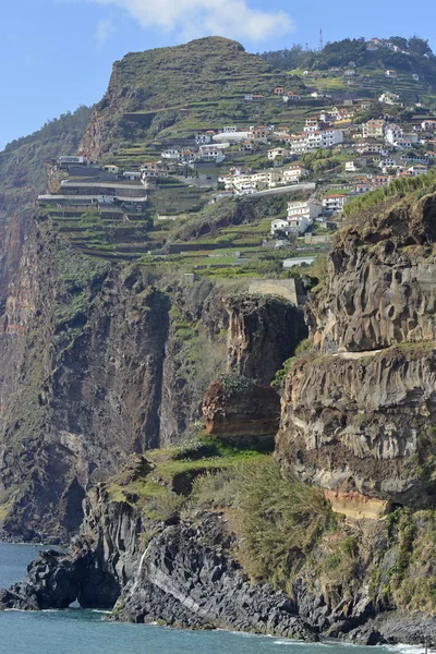 Klippen door Camara de Lobos, Madeira, Portugal — Stockfoto